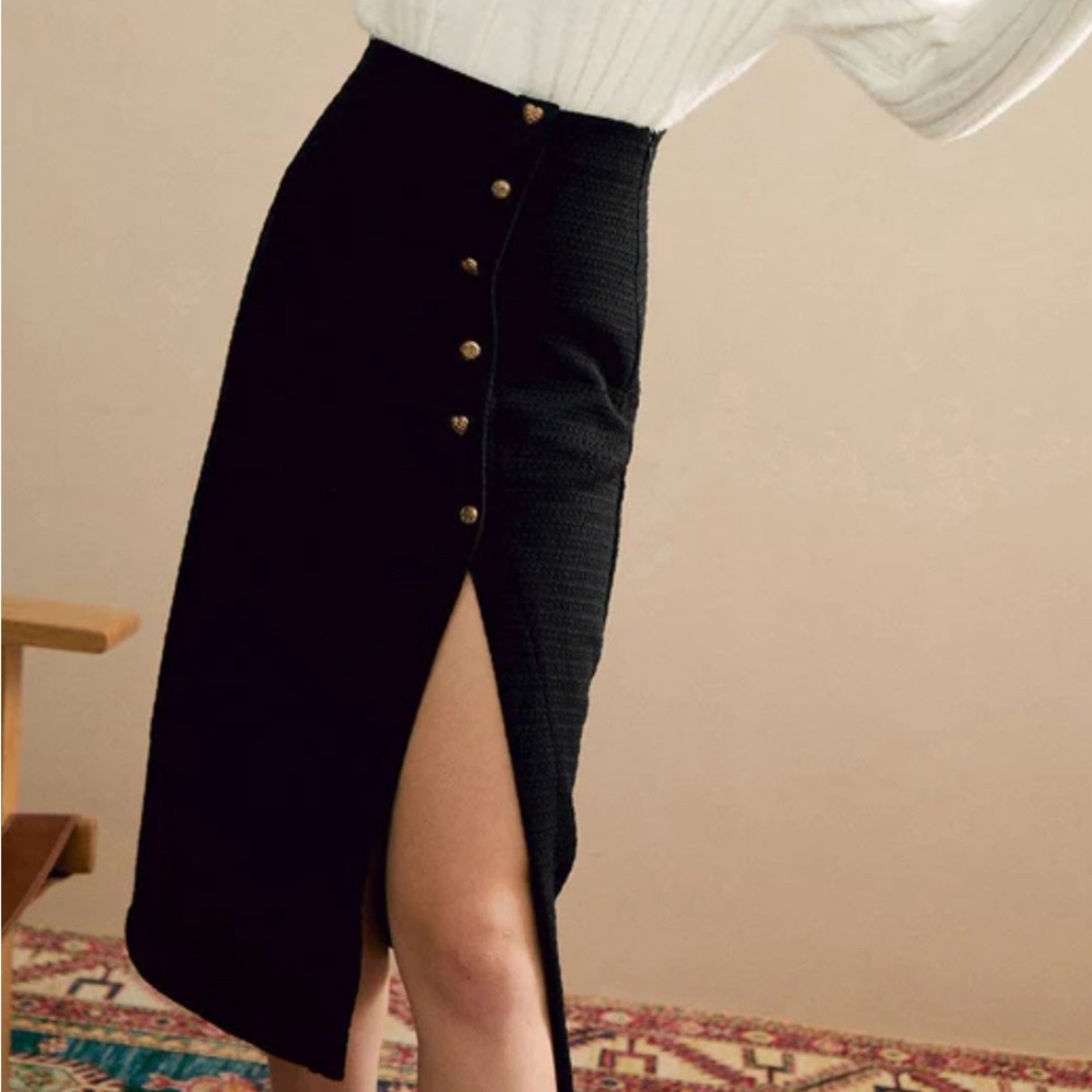 The Buttons Decorated Knit Skirt
